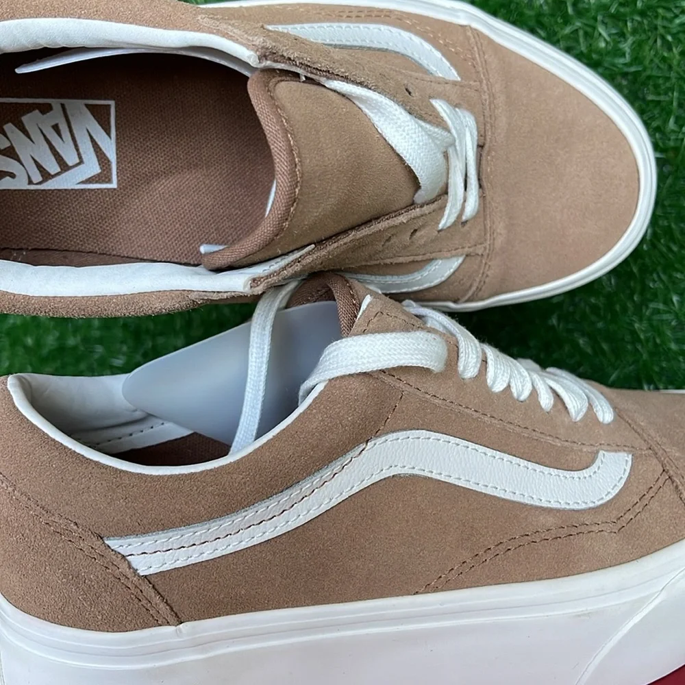 Vans WMNS Old Skool Stacked Soft Suede Burro/True White
VN0A7Q5MB69
Platforms - Picture 14 of 16